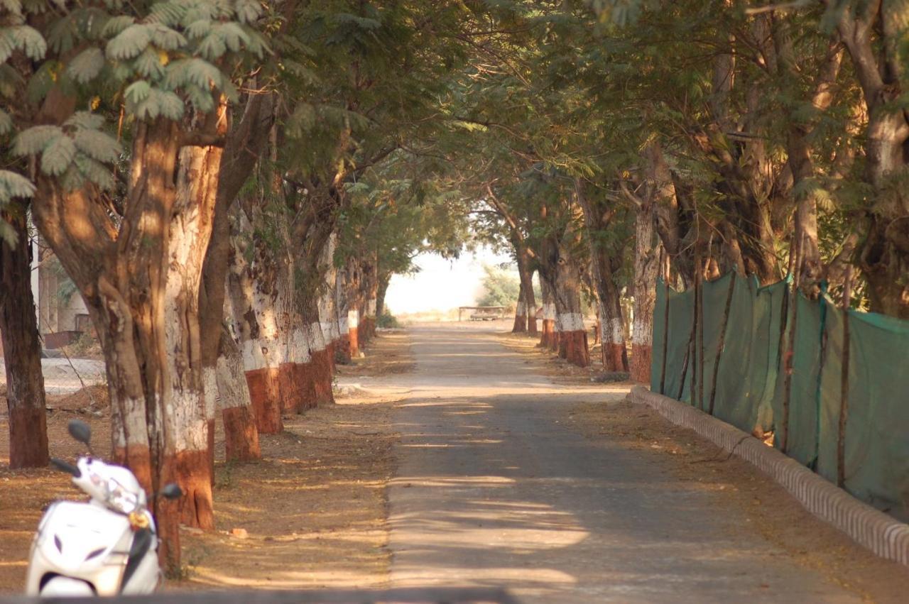 فَدودارا Laxmi Film City Resort المظهر الخارجي الصورة