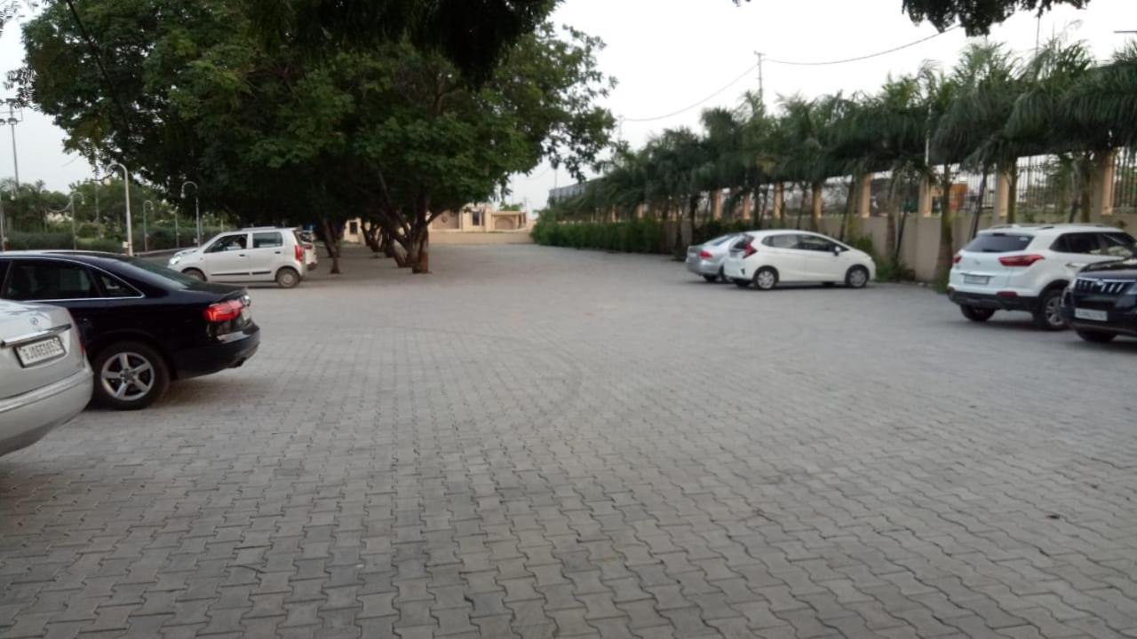 فَدودارا Laxmi Film City Resort المظهر الخارجي الصورة