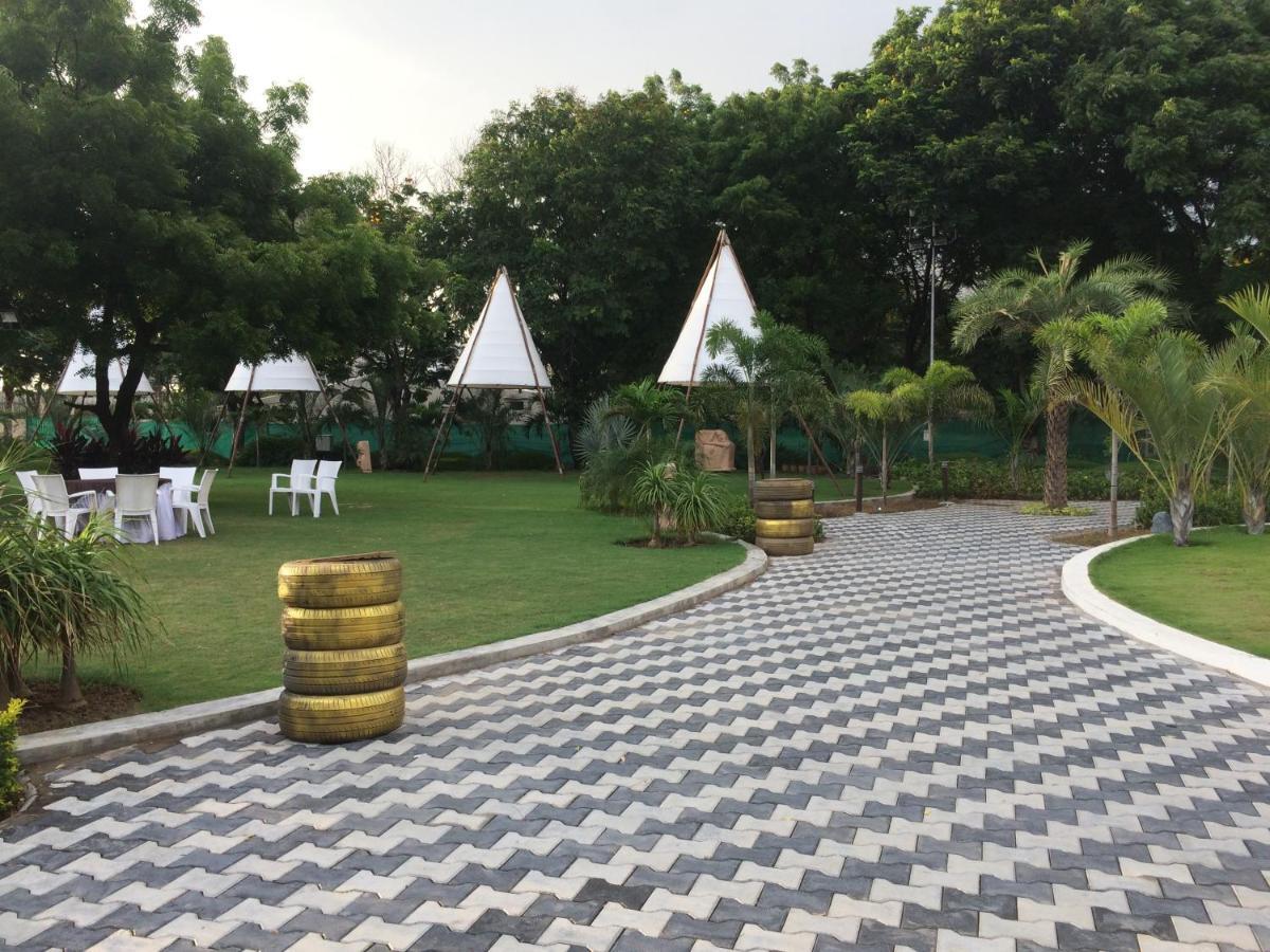 فَدودارا Laxmi Film City Resort المظهر الخارجي الصورة